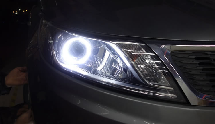 西安起亚k2车灯改装海拉5透镜氙气灯和白色天使眼